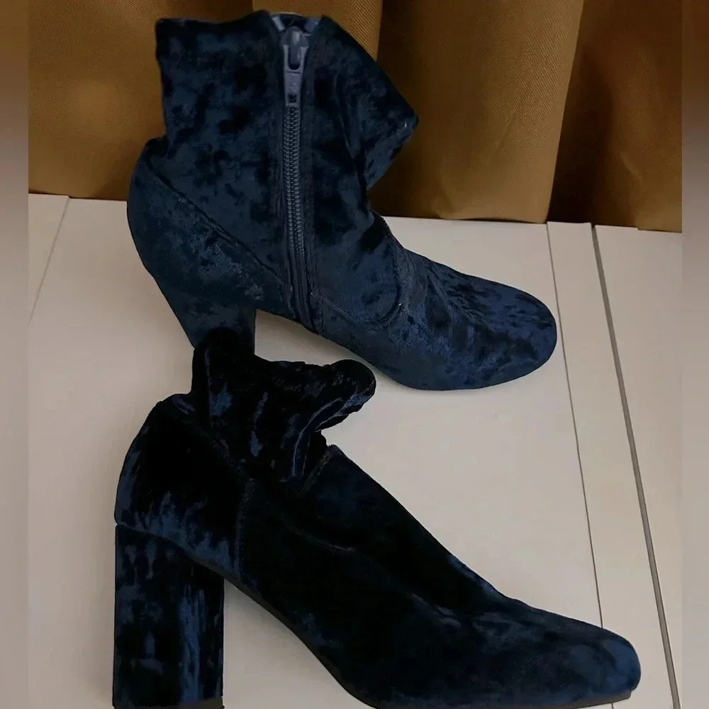 CARLOS BY CARLOS SANTANA WOMEN'S SIZE 9 M BLUE CRUSHED VELVET BLOCK HEEL BOOTS